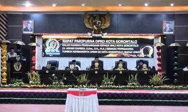 DPRD Kota Gorontalo Anugerahkan Gelar Bapak UMKM kepada Wali Kota Adhan Dambea